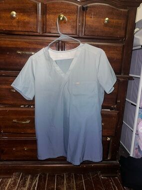 FIGS Women's Gradient Blue Scrub Top V-Neck Pocket with Zamora Joggers SCRUB SET